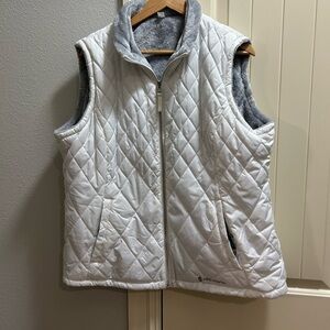 Free Country, women’s reversible vest, color is white Size 2XL